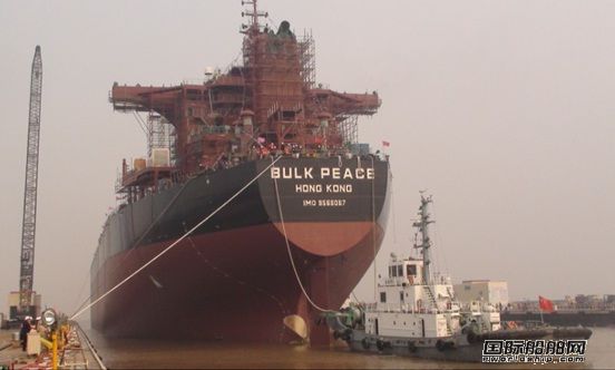 中基船業(yè)首制17.6萬噸散貨船出塢