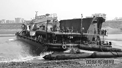 益陽船廠40米航道鋪排船順利下水