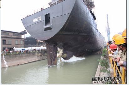 新聯(lián)船廠新船下水卷走6名新員工